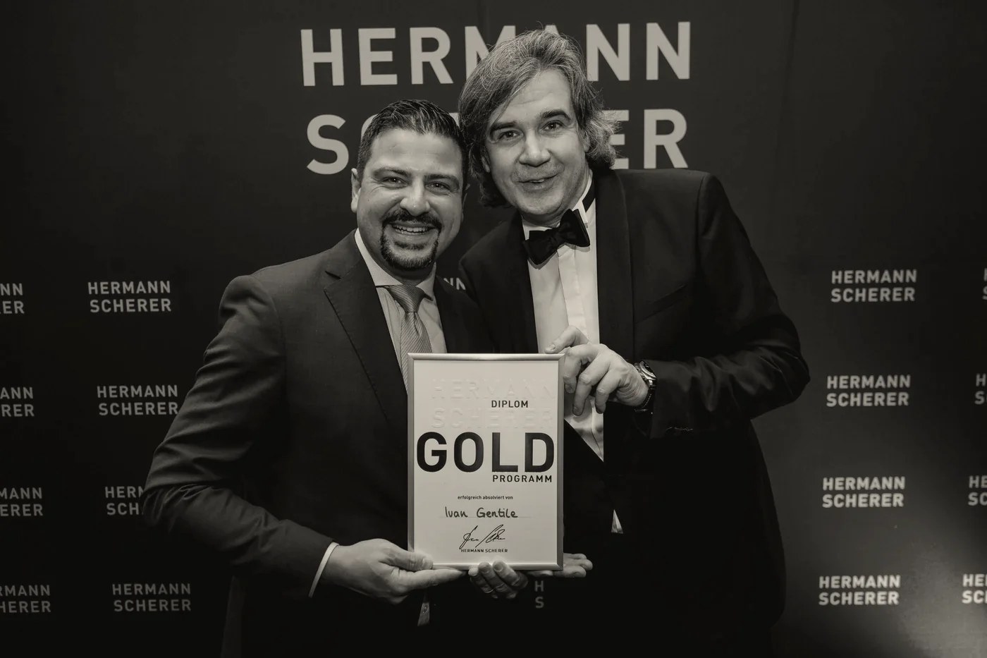 Ivan Gentile mit der Gold-Auszeichnung auf der Bühne von Hermann Scherer