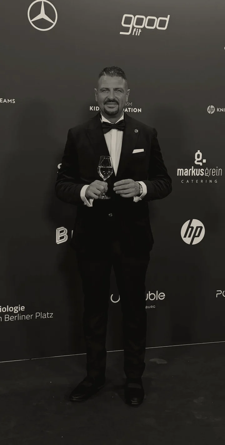 Ivan Gentile im Smoking bei einer Abendveranstaltung